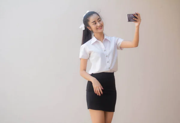 Retrato Tailandês Adulto Estudante Universidade Uniforme Bela Menina Usando Seu — Fotografia de Stock