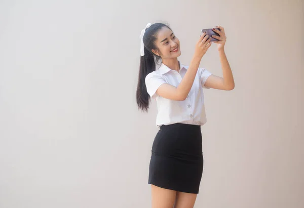 Retrato Tailandés Estudiante Adulto Universidad Uniforme Hermosa Chica Usando Teléfono — Foto de Stock