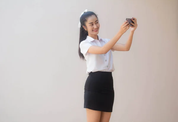 Portrét Thajské Dospělé Vysokoškolské Uniformy Krásná Dívka Pomocí Svého Chytrého — Stock fotografie