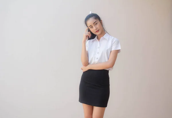 Ritratto Thai Adulto Studente Università Uniforme Bella Ragazza Pensare — Foto Stock