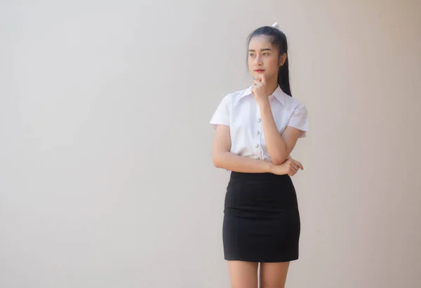 Retrato Tailandés Estudiante Adulto Universidad Uniforme Hermosa Chica Think —  Fotos de Stock