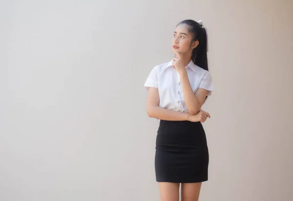 Retrato Tailandês Adulto Estudante Universidade Uniforme Bela Menina Pense — Fotografia de Stock