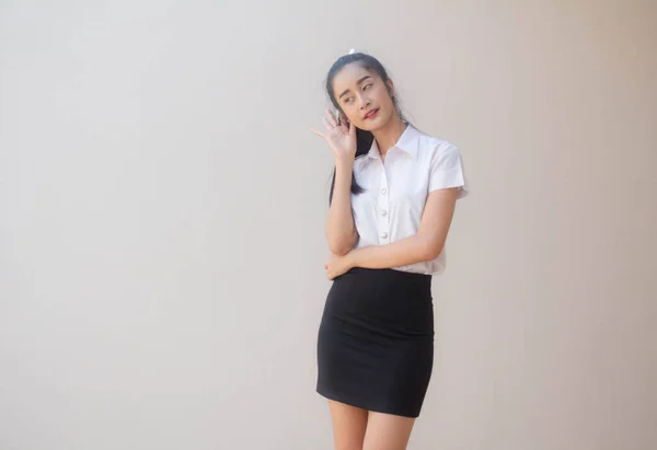 Retrato Tailandés Estudiante Adulto Universidad Uniforme Hermosa Chica Escuchar —  Fotos de Stock