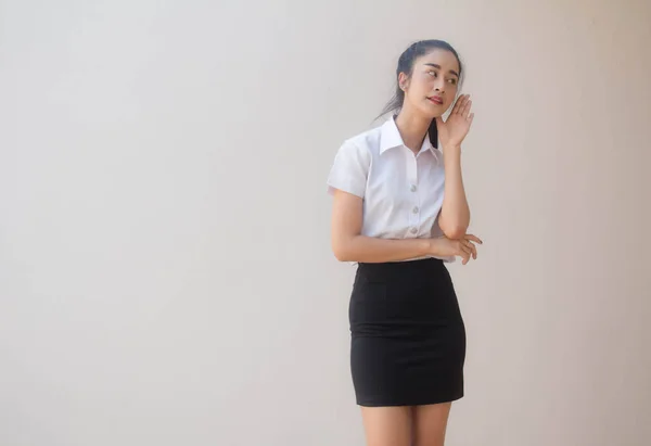タイのポートレート大人学生大学制服美しいです女の子リッスン — ストック写真