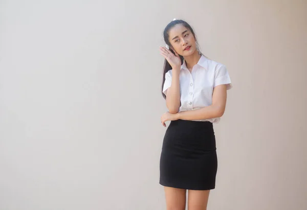 タイのポートレート大人学生大学制服美しいです女の子リッスン — ストック写真