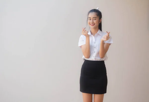 タイのポートレート成人学生大学制服美しいです女の子与える心 — ストック写真