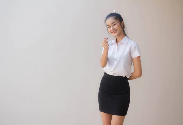 Retrato Tailandês Adulto Estudante Universidade Uniforme Bela Menina Dar Coração — Fotografia de Stock