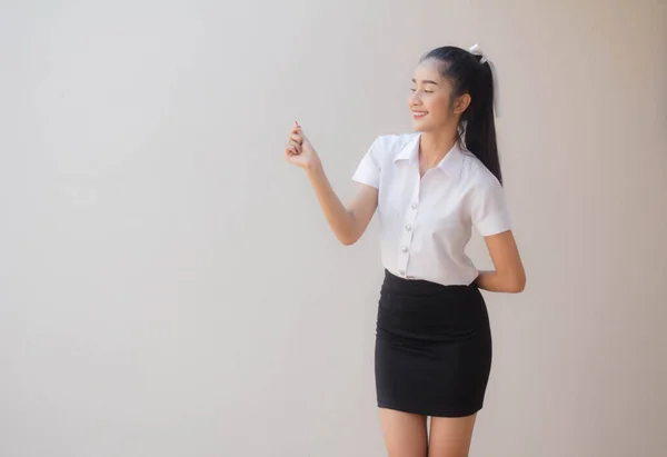 Retrato Tailandês Adulto Estudante Universidade Uniforme Bela Menina Dar Coração — Fotografia de Stock