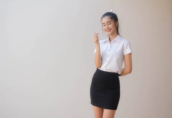 Πορτρέτο Του Thai Ενηλίκων Φοιτητής Πανεπιστήμιο Ομοιόμορφη Όμορφη Κοπέλα Δώσει — Φωτογραφία Αρχείου