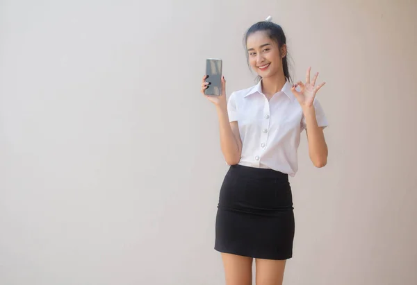 Retrato Tailandés Estudiante Adulto Universidad Uniforme Hermosa Chica Mostrar Teléfono — Foto de Stock