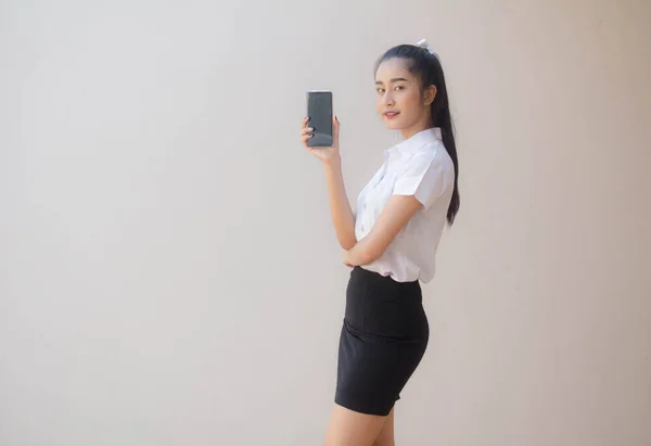 タイのポートレート大人学生大学制服美しいです女の子ショー彼女のスマートフォン — ストック写真