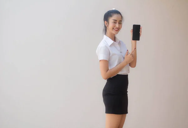 Taylandlı Yetişkin Öğrenci Üniforması Portresi Güzel Kız Akıllı Telefonunu Göster — Stok fotoğraf