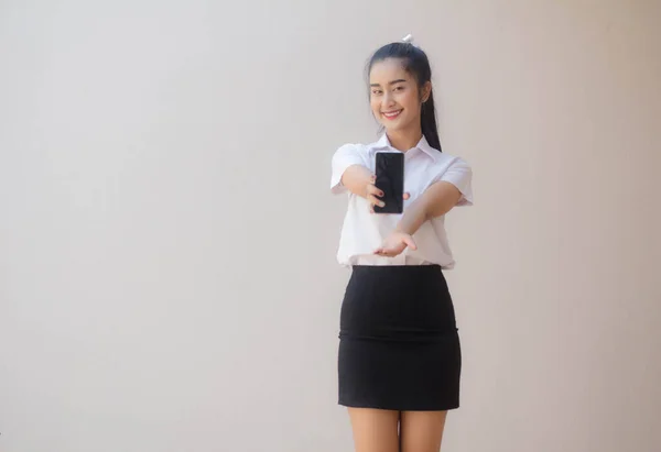 Retrato Tailandés Estudiante Adulto Universidad Uniforme Hermosa Chica Mostrar Teléfono — Foto de Stock