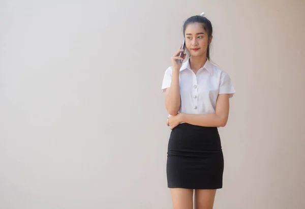 Retrato Tailandês Adulto Estudante Universidade Uniforme Bela Menina Chamando Telefone — Fotografia de Stock