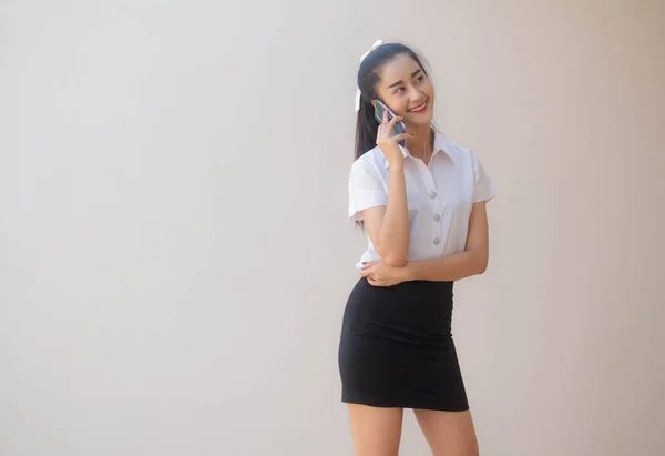 Portret Tajskiego Dorosłego Studenta Uniwersytet Mundur Piękna Dziewczyna Dzwoniąc Smartfon — Zdjęcie stockowe