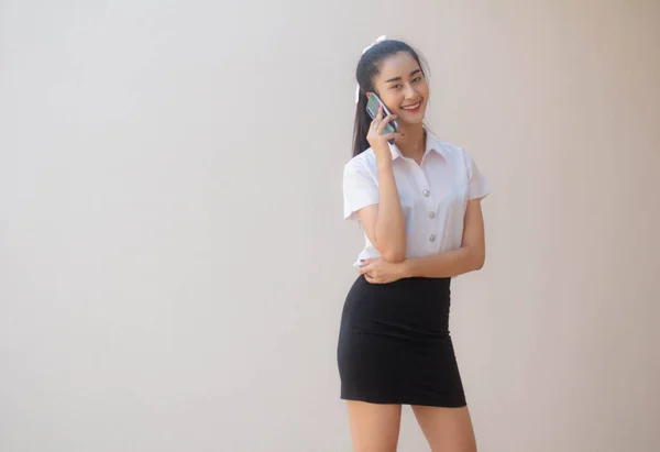 Portret Van Thai Volwassen Student Universiteit Uniform Mooi Meisje Bellen — Stockfoto