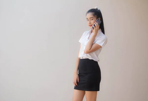Porträtt Thai Vuxen Student Universitet Uniform Vacker Flicka Ringer Smart — Stockfoto