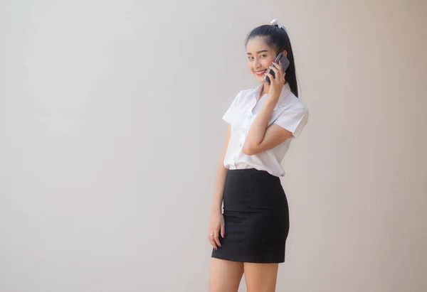 Retrato Tailandés Estudiante Adulto Universidad Uniforme Hermosa Chica Llamando Teléfono —  Fotos de Stock