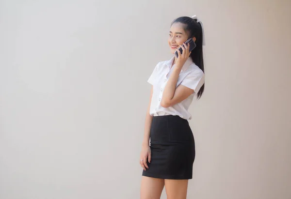 タイの肖像大人学生大学制服美しいです女の子と呼ばれるスマートフォン — ストック写真