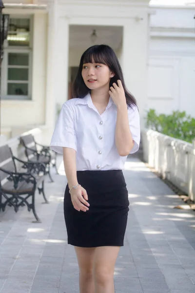 Retrato Tailandês Adulto Estudante Universidade Uniforme Bela Menina Relaxar Sorrir — Fotografia de Stock