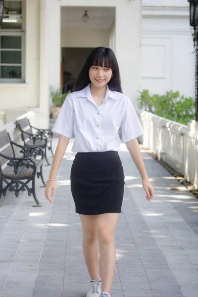 Retrato Tailandês Adulto Estudante Universidade Uniforme Bela Menina Relaxar Sorrir — Fotografia de Stock