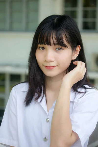 Retrato Tailandês Adulto Estudante Universidade Uniforme Bela Menina Relaxar Sorrir — Fotografia de Stock