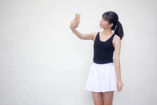 タイのポートレート大人美しいです女の子黒シャツホワイトスカート使用して彼女のスマートフォンSelfie — ストック写真