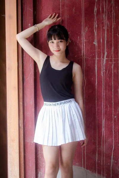 Retrato Tailandés Adulto Hermosa Chica Negro Camisa Blanca Falda Relajarse — Foto de Stock