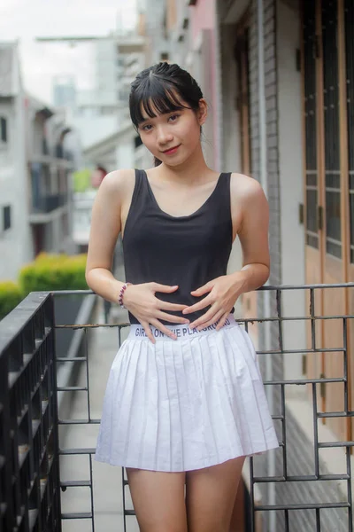 Taylandlı Yetişkin Portresi Güzel Kız Siyah Gömlek Beyaz Etek Rahatlama — Stok fotoğraf
