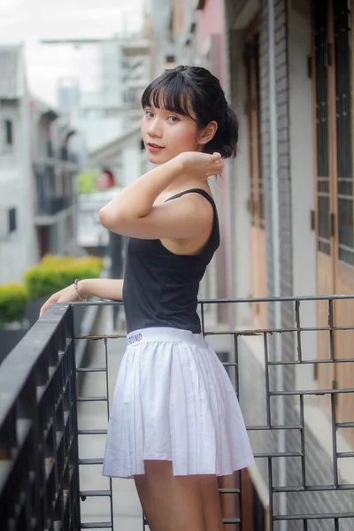 Portrait Thai Dewasa Gadis Cantik Kemeja Hitam Rok Putih Santai — Stok Foto