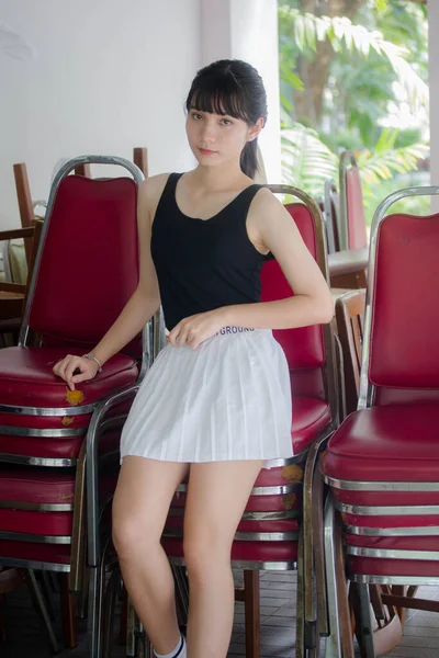 Portrait Thai Dewasa Gadis Cantik Kemeja Hitam Rok Putih Santai — Stok Foto