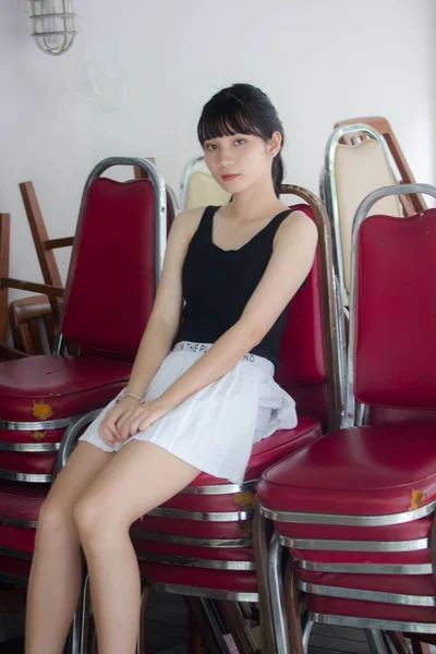 Taylandlı Yetişkin Portresi Güzel Kız Siyah Gömlek Beyaz Etek Rahatlama — Stok fotoğraf