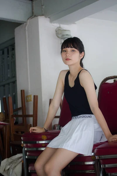 Retrato Tailandês Adulto Linda Menina Camisa Preta Saia Branca Relaxar — Fotografia de Stock