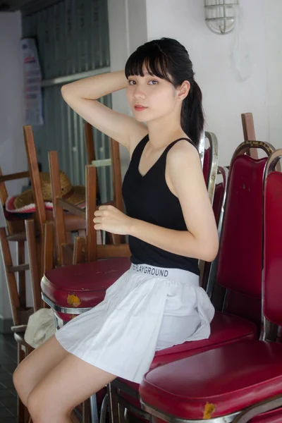 色彩艳丽的大姑娘黑色衬衫白裙的画像放松时间 — 图库照片