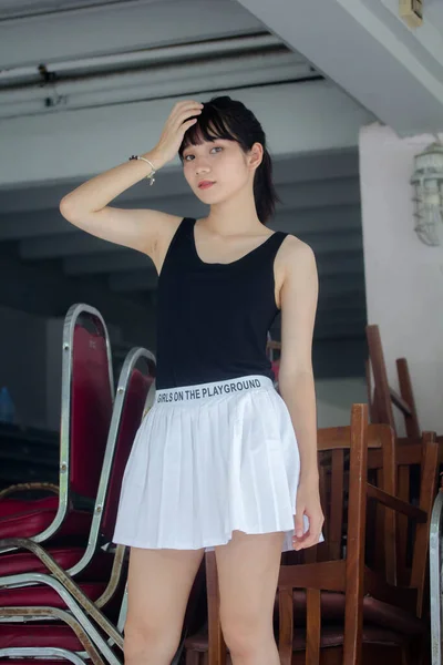 Retrato Tailandés Adulto Hermosa Chica Negro Camisa Blanca Falda Relajarse —  Fotos de Stock