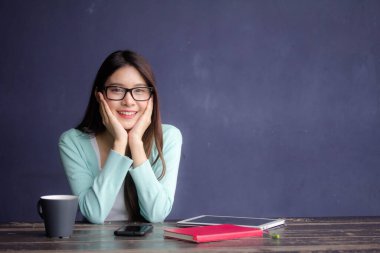 Tayland porseleni yetişkin ofis kızı gözlükleri beyaz gömlek rahatla ve gülümse