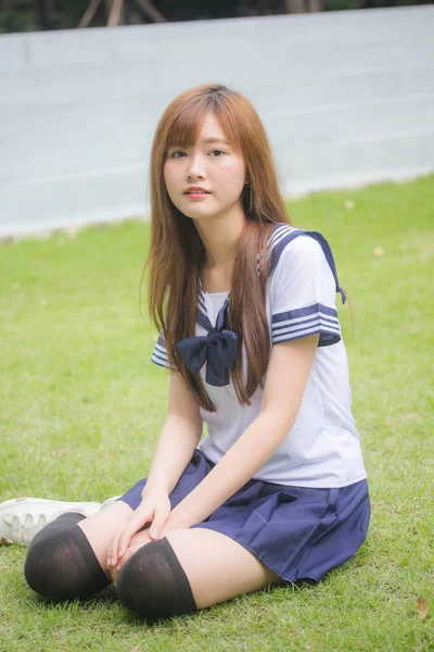 Retrato Tailandês Adolescente Linda Menina Japonês Estudante Uniforme Feliz Relaxar — Fotografia de Stock