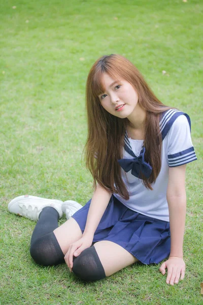 Портрет Тайского Подростка Красивая Девушка Японской Студенческой Форме Счастливы Расслабиться — стоковое фото