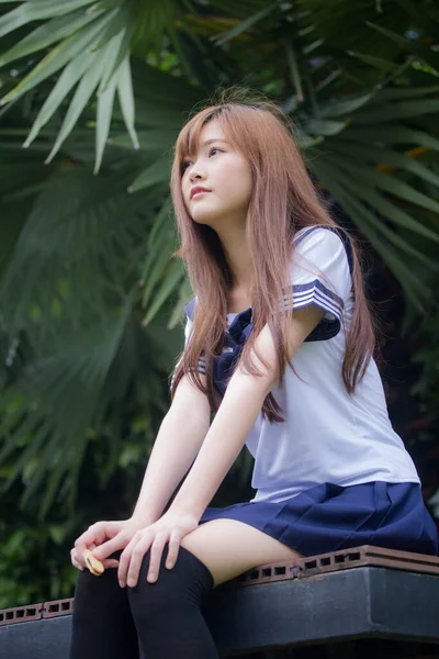 Retrato Tailandês Adolescente Linda Menina Japonês Estudante Uniforme Feliz Relaxar — Fotografia de Stock