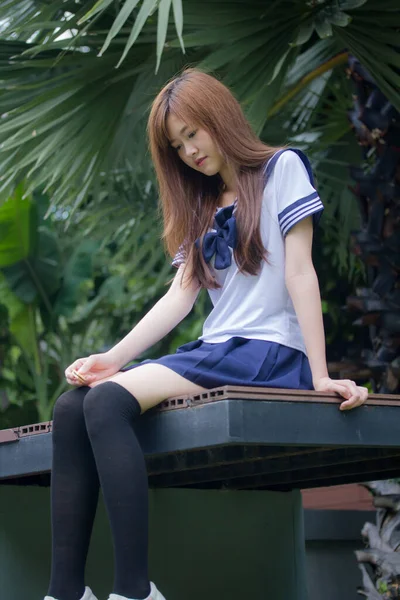Ritratto Tailandese Adolescente Bella Ragazza Uniforme Studentesca Giapponese Felice Rilassarsi — Foto Stock