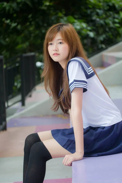 Retrato Tailandés Adolescente Hermosa Chica Japonés Estudiante Uniforme Feliz Relajarse — Foto de Stock