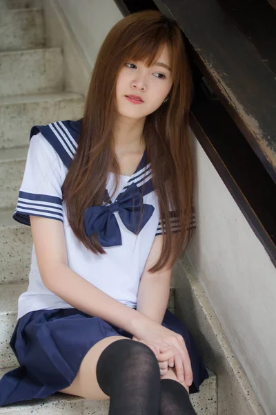 Portret Tajskiej Nastolatki Piękna Dziewczyna Japońskim Uniformie Studenckiej Szczęśliwy Zrelaksować — Zdjęcie stockowe