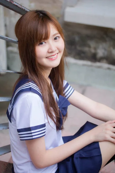 Retrato Tailandês Adolescente Linda Menina Japonês Estudante Uniforme Feliz Relaxar — Fotografia de Stock