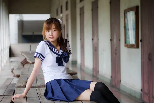 Retrato Tailandês Adolescente Linda Menina Japonês Estudante Uniforme Feliz Relaxar — Fotografia de Stock