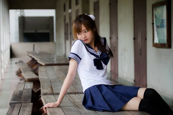 Taylandlı Genç Kız Portresi Japon Öğrenci Üniforması Içinde Mutlu Rahatlamış — Stok fotoğraf