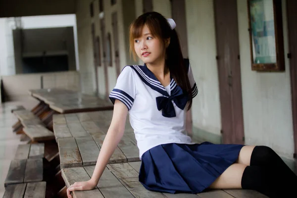 Portræt Thai Teenager Smuk Pige Japansk Studerende Uniform Glad Slappe - Stock-foto
