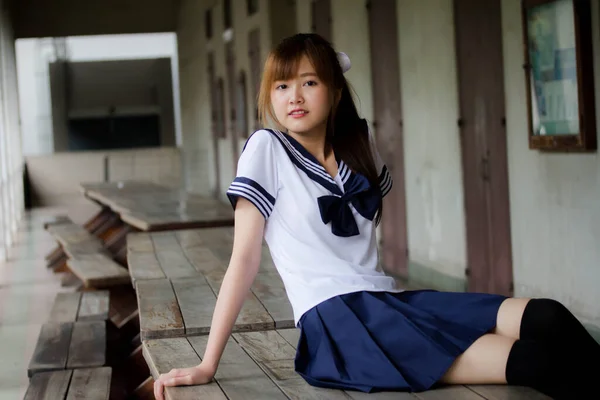 Retrato Tailandés Adolescente Hermosa Chica Japonés Estudiante Uniforme Feliz Relajarse — Foto de Stock