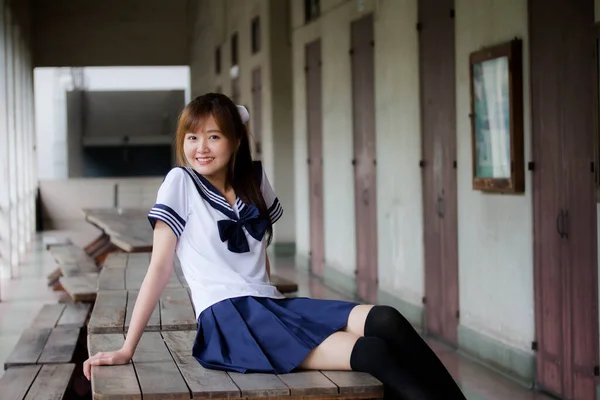 Retrato Tailandês Adolescente Linda Menina Japonês Estudante Uniforme Feliz Relaxar — Fotografia de Stock