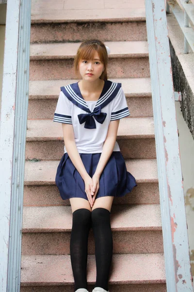 Портрет Тайского Подростка Красивая Девушка Японской Студенческой Форме Счастливы Расслабиться — стоковое фото