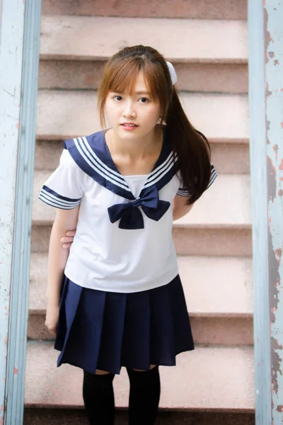 Taylandlı Genç Kız Portresi Japon Öğrenci Üniforması Içinde Mutlu Rahatlamış — Stok fotoğraf